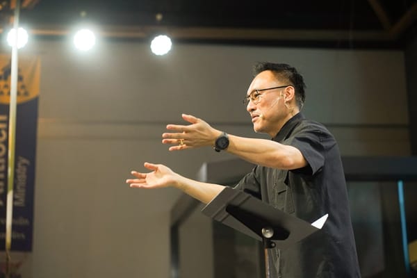 Jak wpływać na innych bez słów? Praktyczny przewodnik po komunikacji niewerbalnej